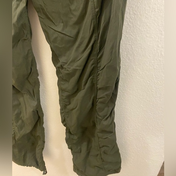 EUC Lulu Army Green Dance Studio Relaxed-Fit Mid-Rise Cargo Pant - Picture 8 of 11